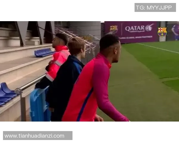 足球明星观赏篮球赛事的精彩瞬间与跨界互动的趣味体验